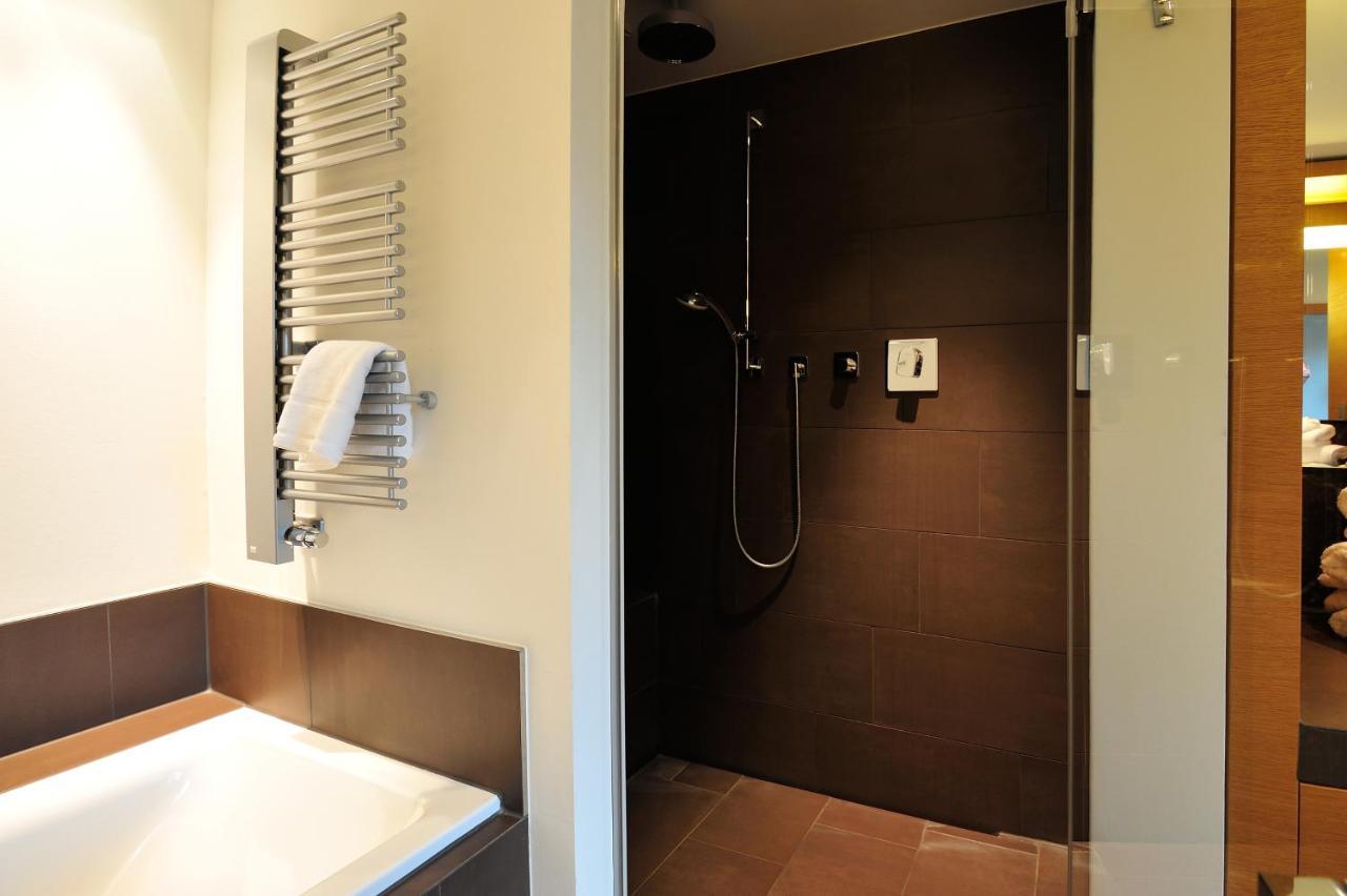 Schlossgut Гросс-Шванзе Экстерьер фото A shower cubicle