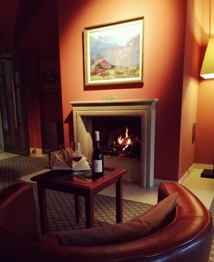 Schlossgut Гросс-Шванзе Экстерьер фото A fireplace in a hotel room