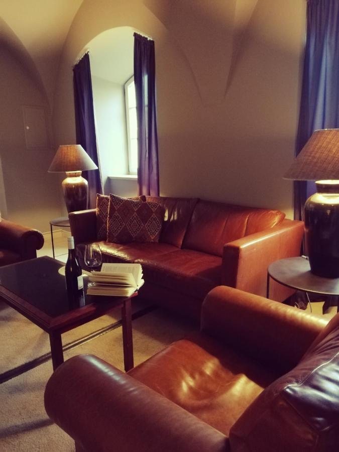 Schlossgut Гросс-Шванзе Экстерьер фото The library at the hotel