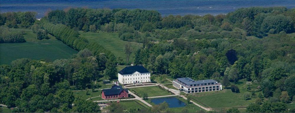 Schlossgut Гросс-Шванзе Экстерьер фото Aerial view of the main buildings