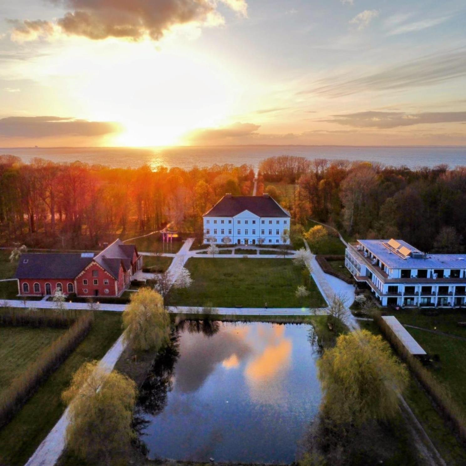 Schlossgut Гросс-Шванзе Экстерьер фото Aerial view of the campus