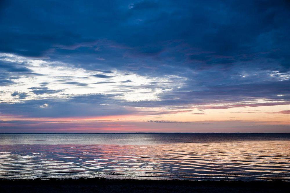 Schlossgut Гросс-Шванзе Экстерьер фото Sunset over the Gulf of Riga