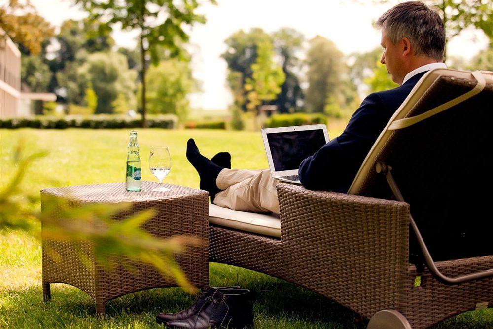 Schlossgut Гросс-Шванзе Экстерьер фото A man relaxing in a garden