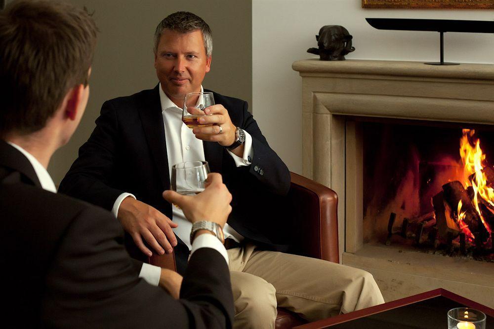 Schlossgut Гросс-Шванзе Экстерьер фото A financial advisor