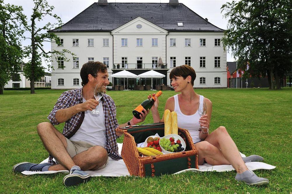 Schlossgut Гросс-Шванзе Экстерьер фото A picnic in Germany