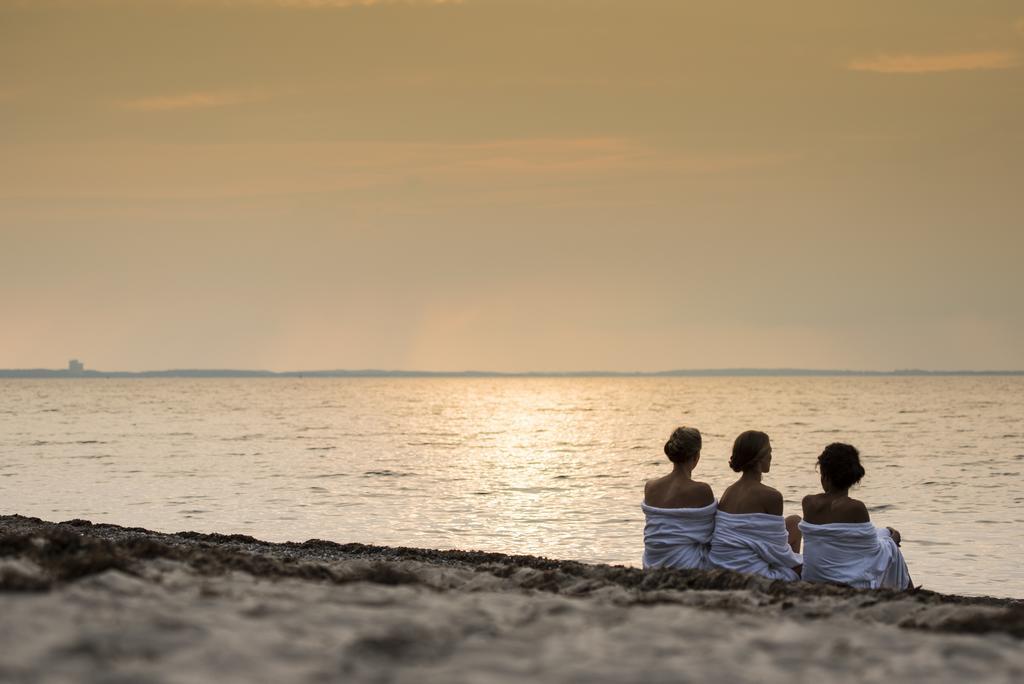 Schlossgut Гросс-Шванзе Экстерьер фото Sunset at the beach