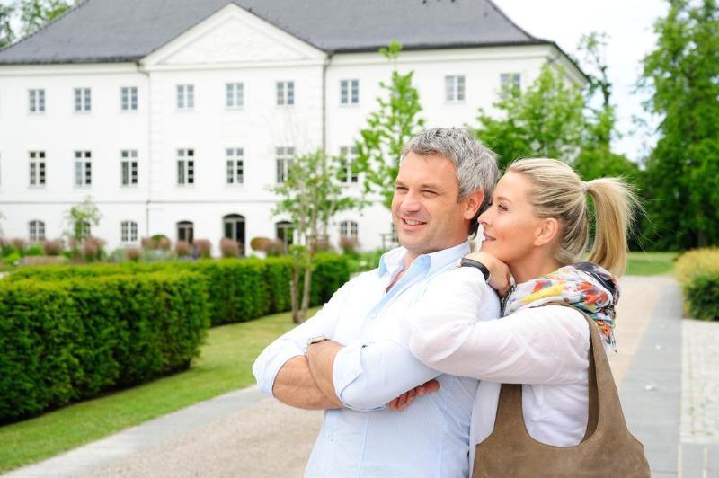 Schlossgut Гросс-Шванзе Экстерьер фото A couple
