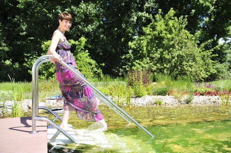 Schlossgut Гросс-Шванзе Экстерьер фото A woman entering a swimming pond