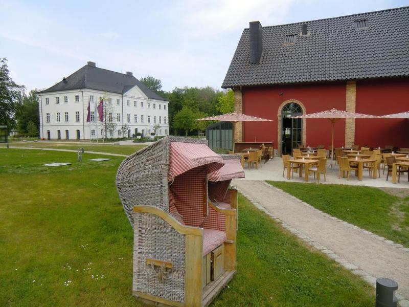 Schlossgut Гросс-Шванзе Экстерьер фото The German Clock Museum