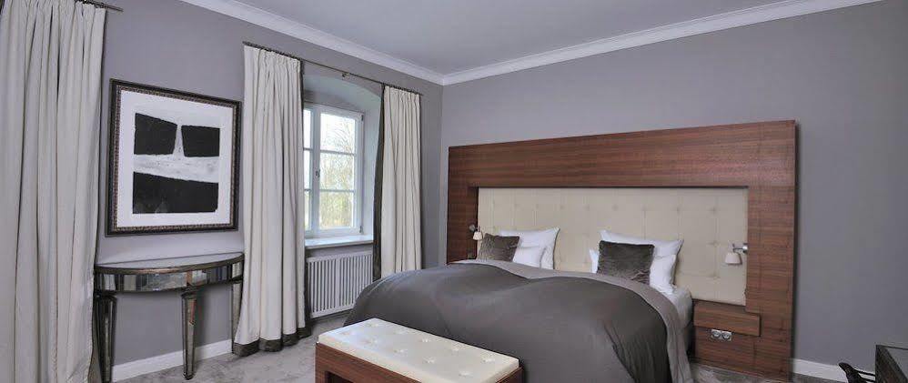 Schlossgut Гросс-Шванзе Экстерьер фото A bedroom